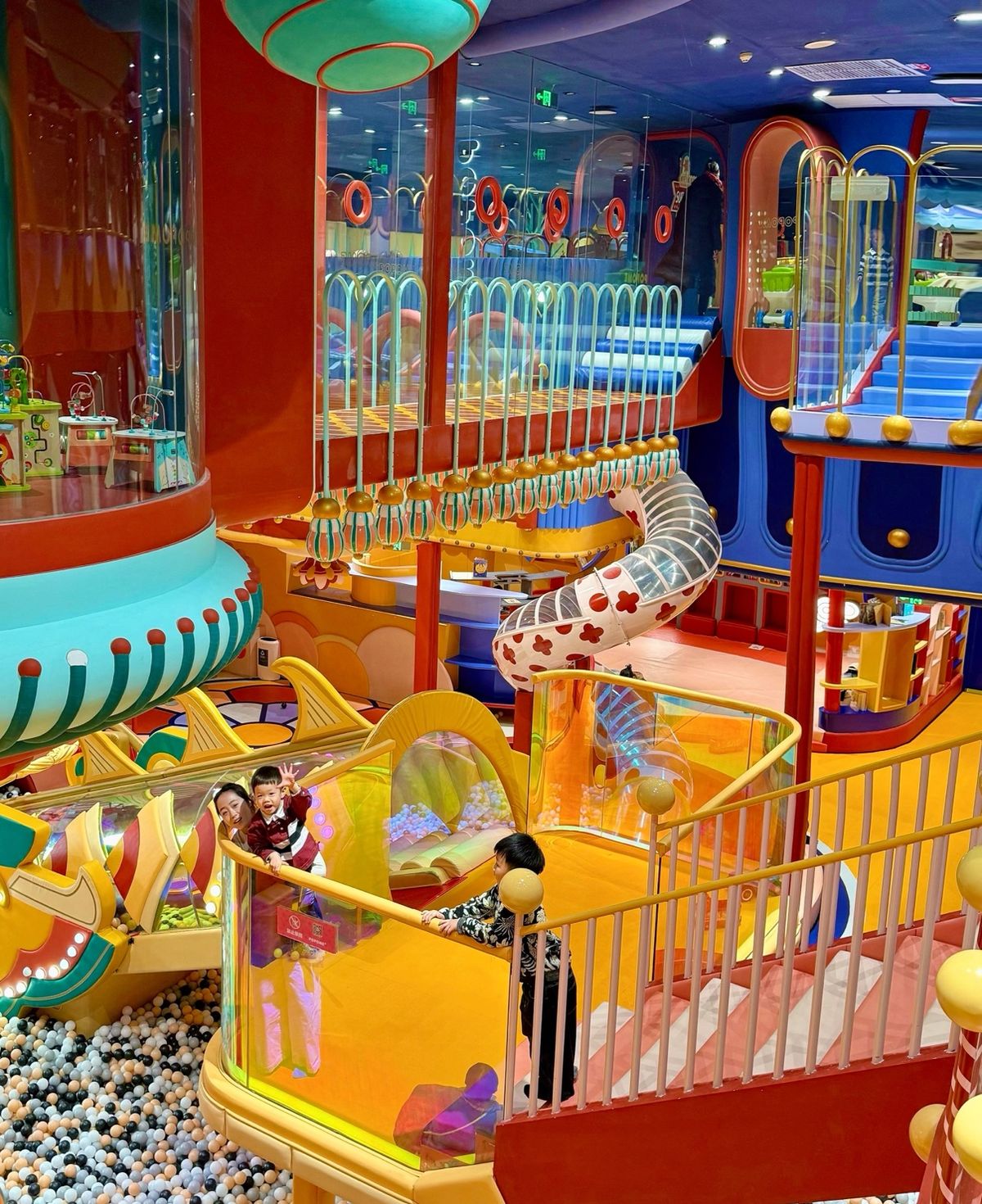 Multi-level indoor soft play with tube slides and galleries