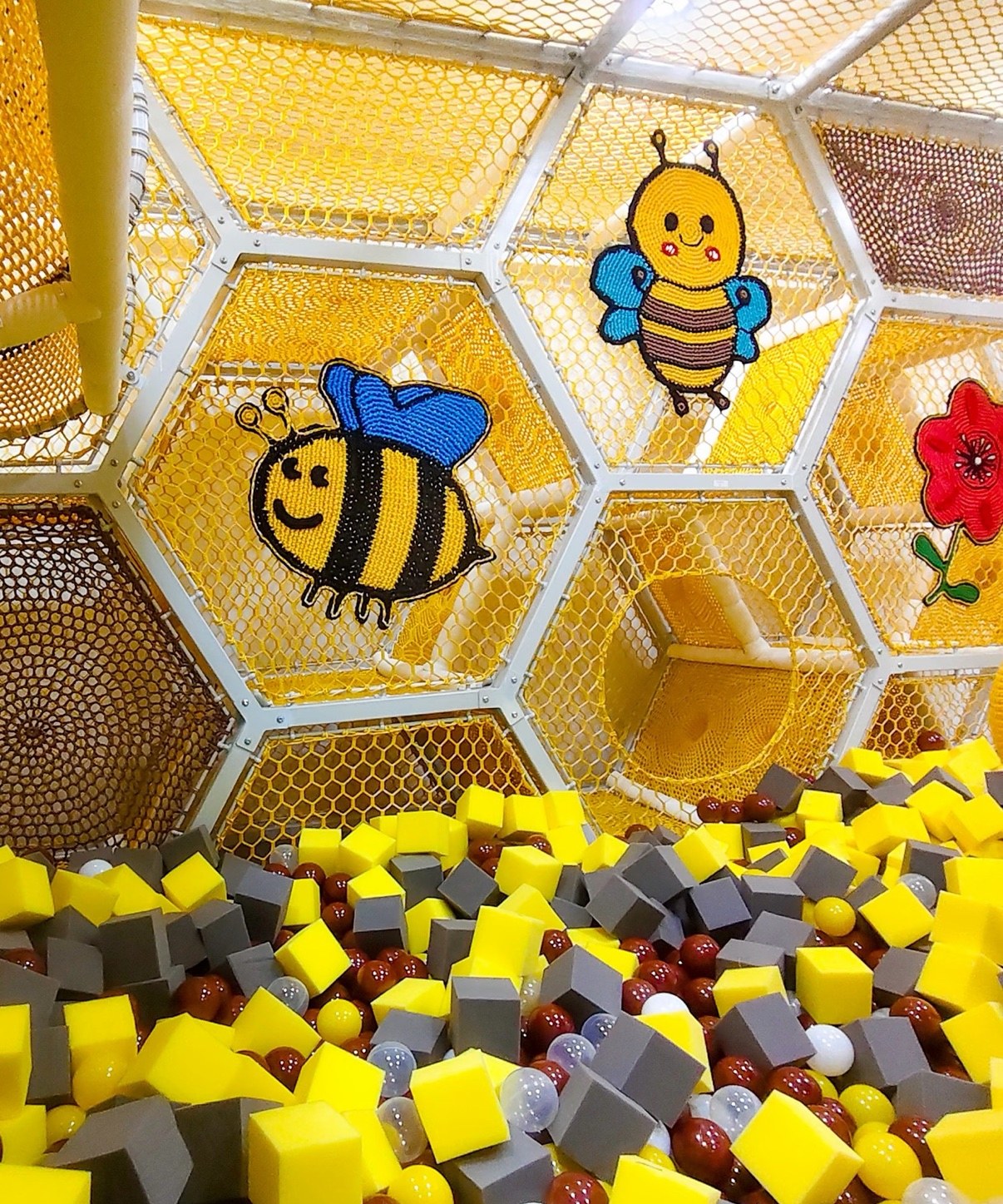 Honeycomb climbing structure above a foam pit