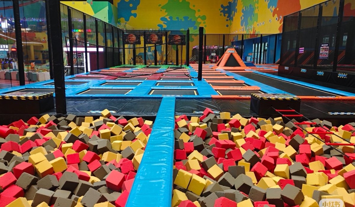 Interconnected trampoline arena with a foam pit runway